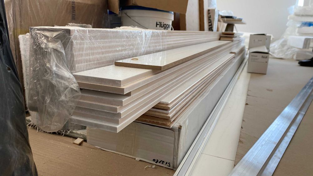 Listwy Nowe podłogowe / Deski fornirowane dwustronnie jesion biały.