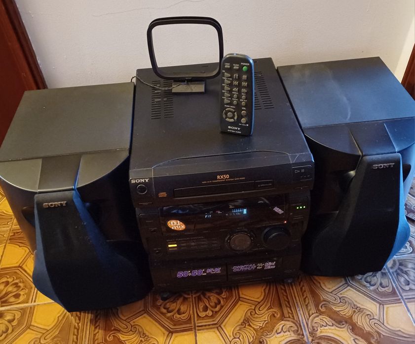 Aparelhagem Sony + duas colunas + comando. Vintage, antiga.
