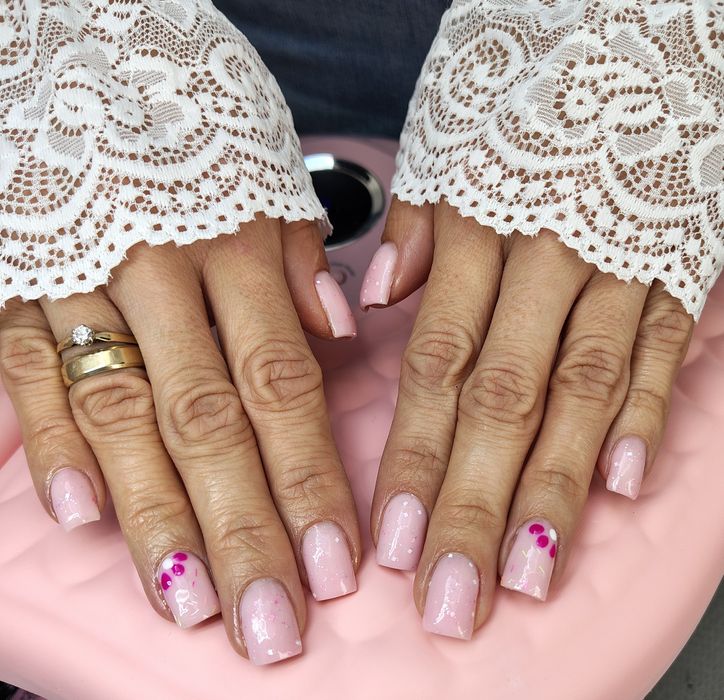 Mobilna stylizacja Modelki stylizacja paznokci przedłużenie,hybryda,ze