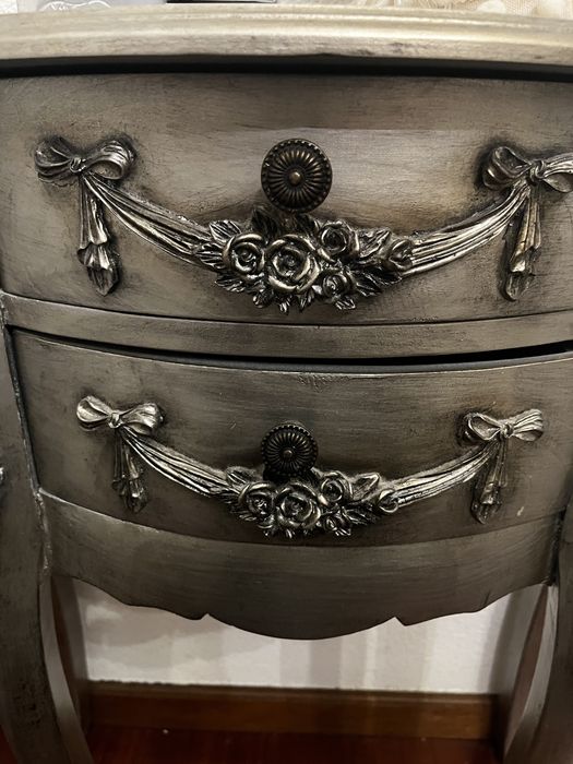 Mesa de Cabeceira / Mesa de Apoio Clássica