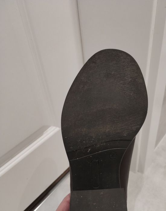 Botki koloru brązowego skòrzane