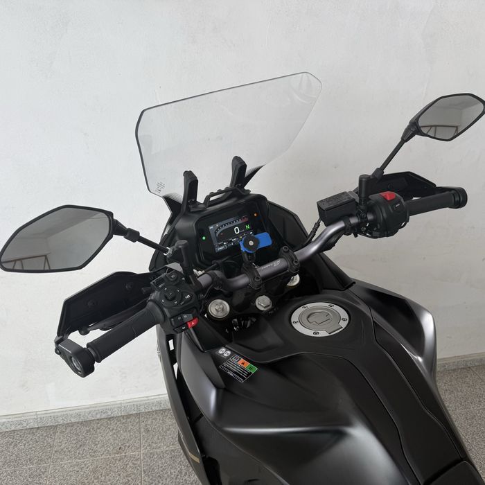 Yamaha Tracer 7 GT de 2025 akrapovic