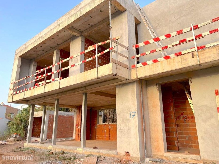 Moradia contemporânea T4 com piscina e vista mar, a 4 minutos da pr...