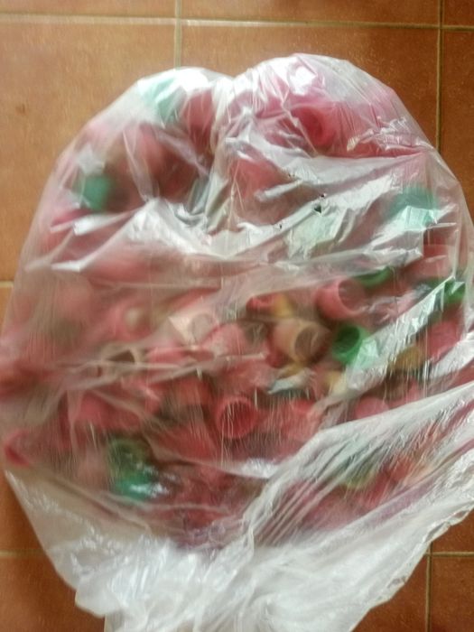 Saco com bastantes rolhas plástico para garrafão