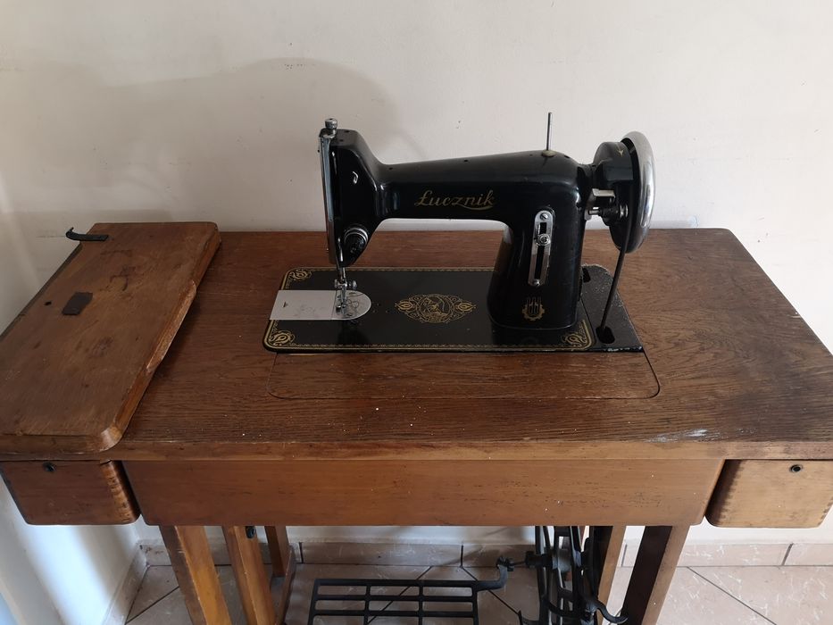 Maszyna do szycia Łucznik, stolik, konsola