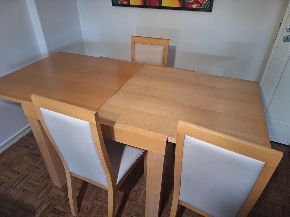 Mesa extensível e 4 cadeiras