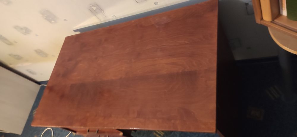 Стіл письмовий, дерев'яний.