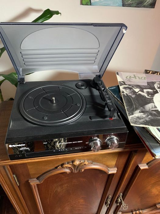 Gira-Discos Roadstar TTR-8633N, com rádio FM