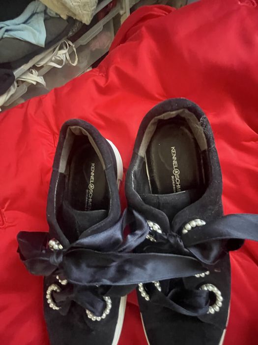 Adidasy z perelkami kennenl&schmenger