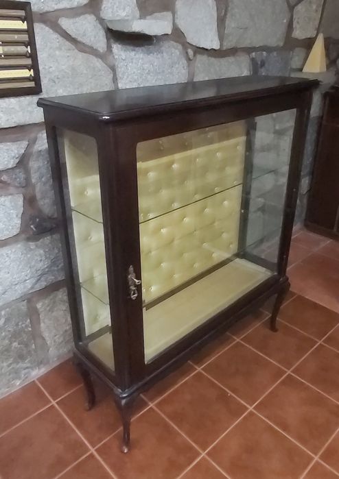 Vendo vitrine de madeira com 1 só porta e 2 prateleiras em vidro forra