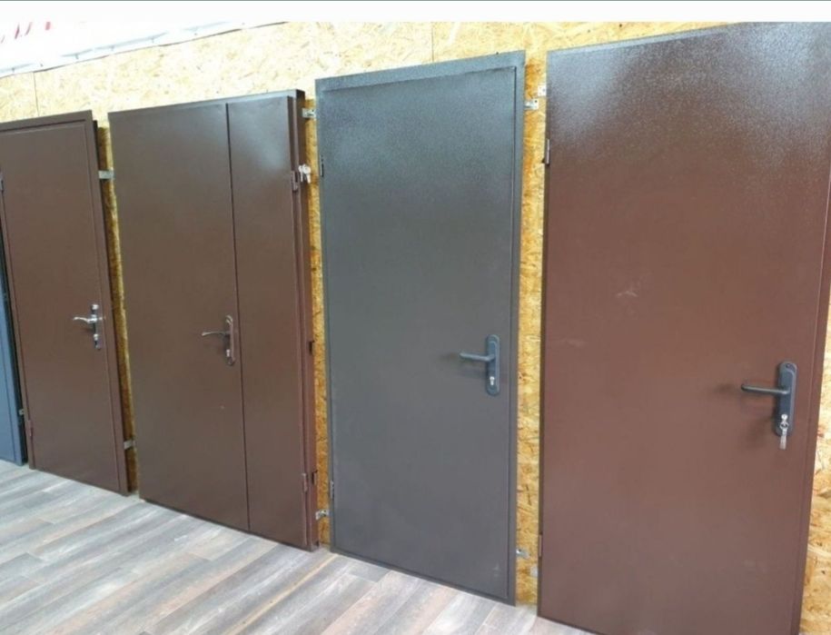 Входные двери нестандартных размеров с ДСП накладками в дом хозблок