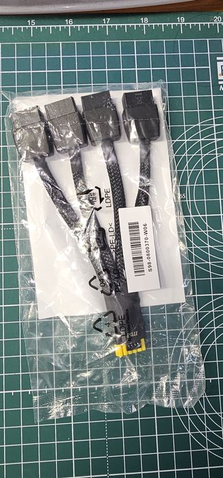 Перехідник 12VHPWR 12 pin + 4 pin живлення відеокарти  MSI