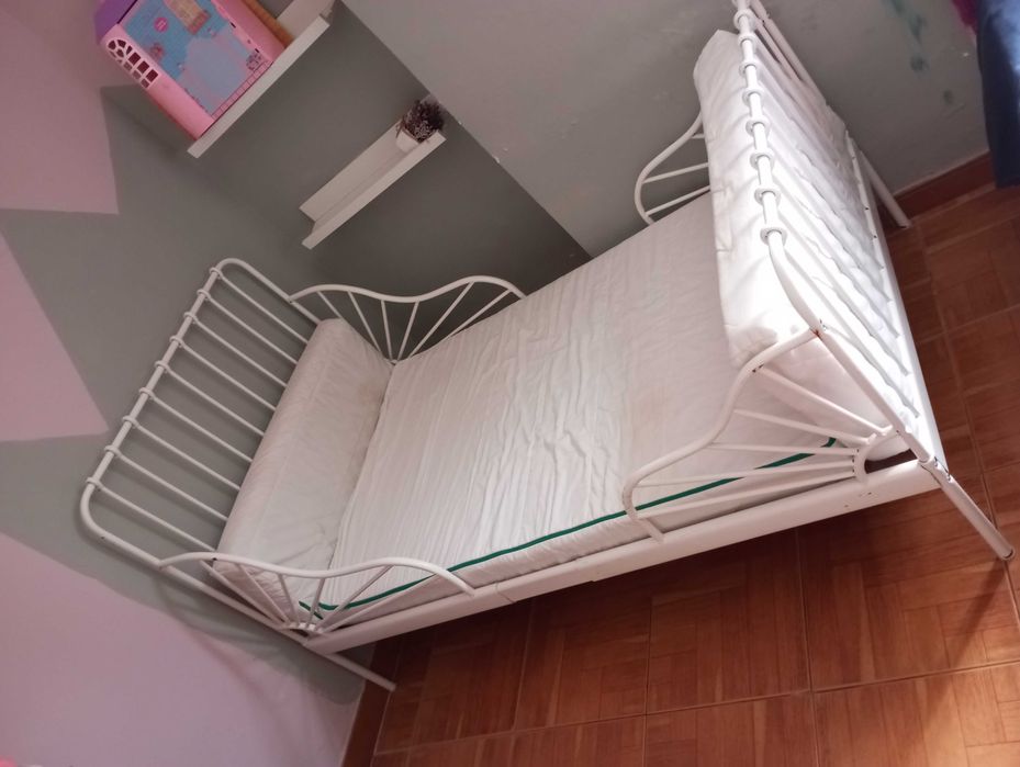 Cama infantil ferro branco IKEA/ ajustável.