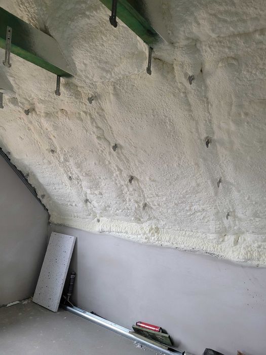 Ocieplanie piana PUR celuloza ocieplenie poddaszy izolacja domu stropu
