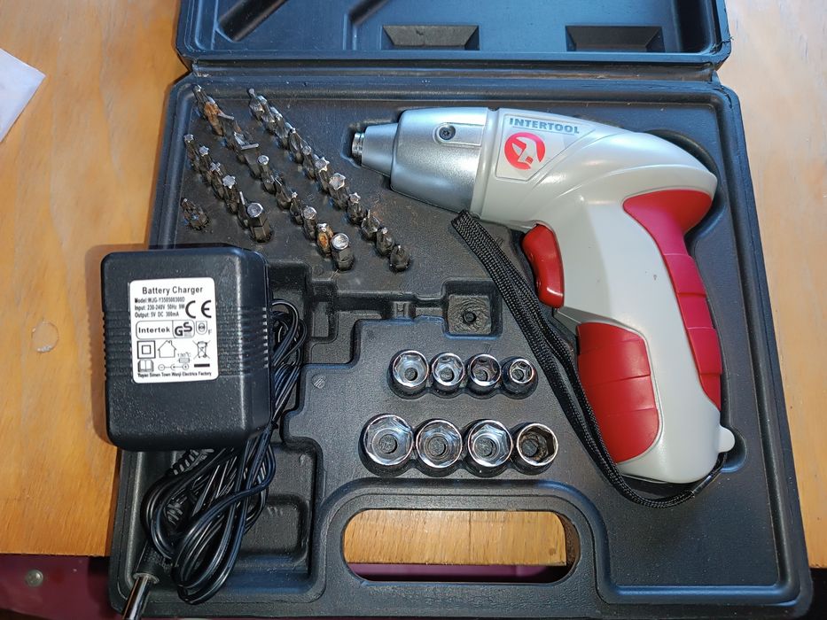 Акумуляторна електровикрутка Intertool 3.6V у кейсі з насадками