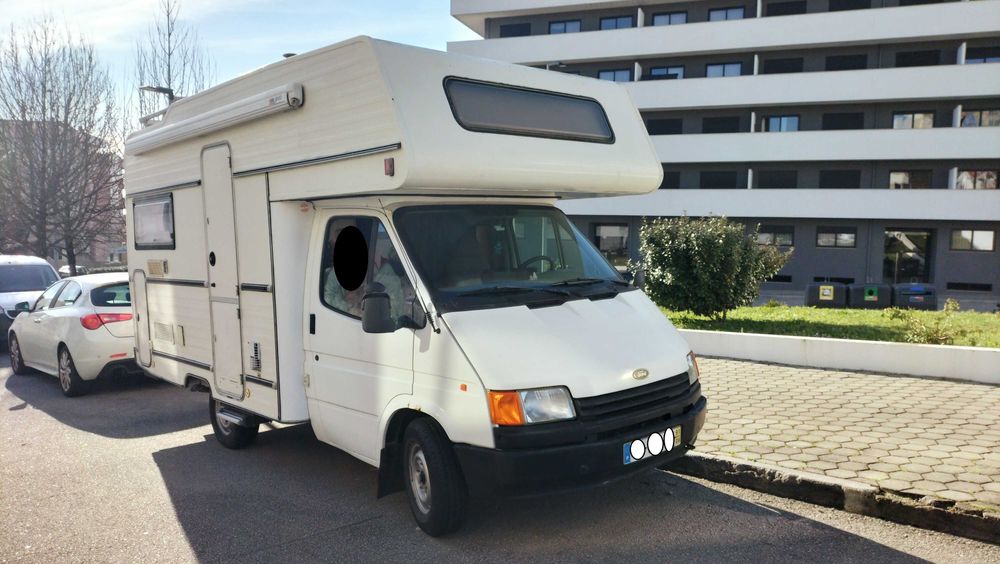 Autocaravana em bom estado geral Duas camas