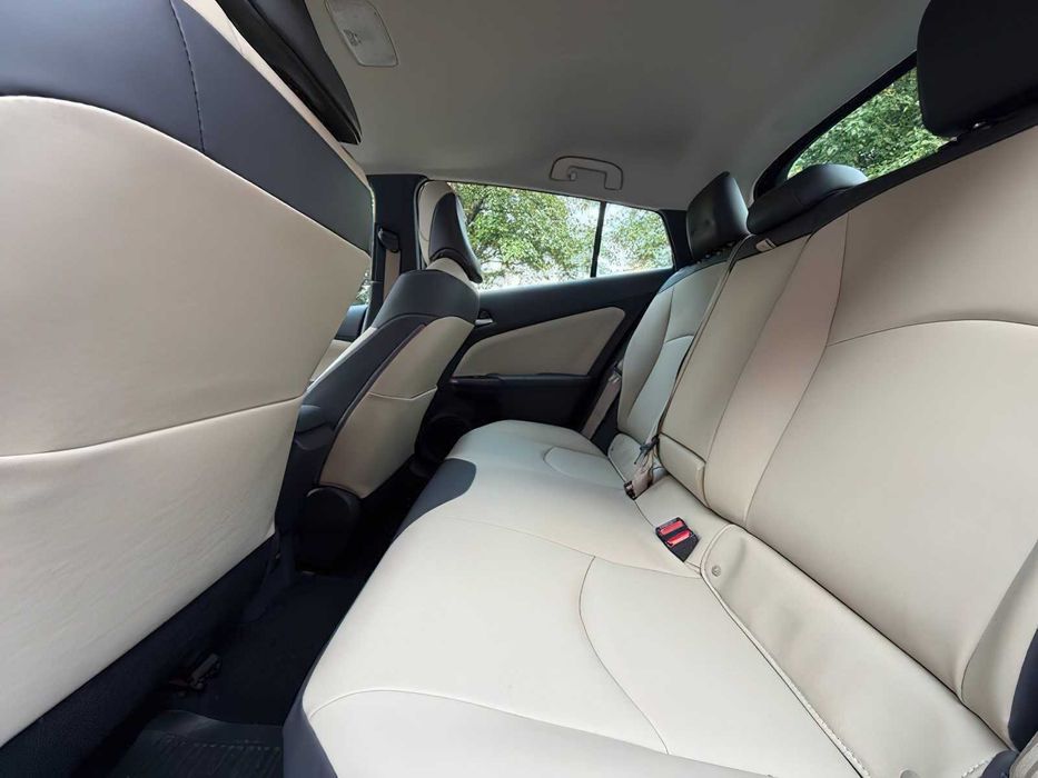 Toyota Prius Four Touring      2016