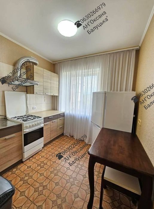 Продам 1-кімнатну квартиру, район 8-9 школи, третій поверх