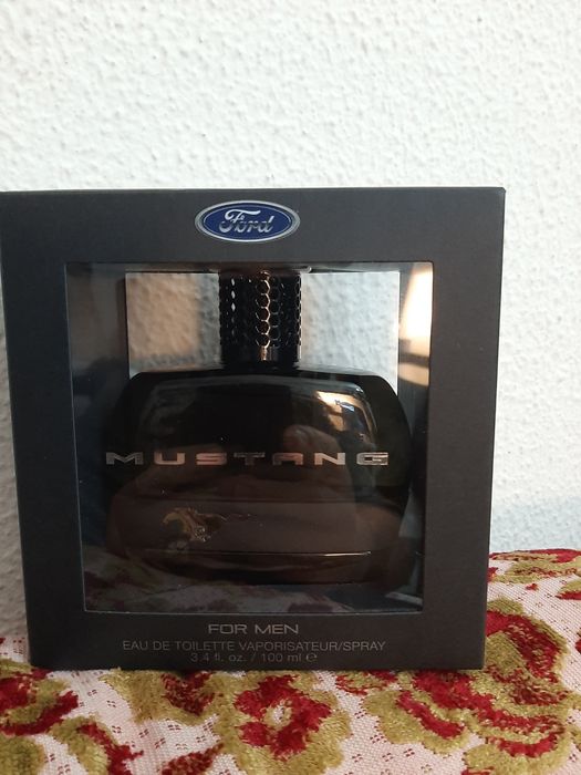 EA DE TOILETE Mustang for men black and Green.