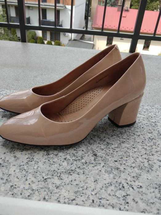 Beżowe czółenka lakierowane 37,5 Jones skóra