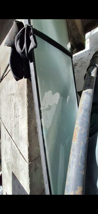 Vendo Porta castanha com moldura em vidro