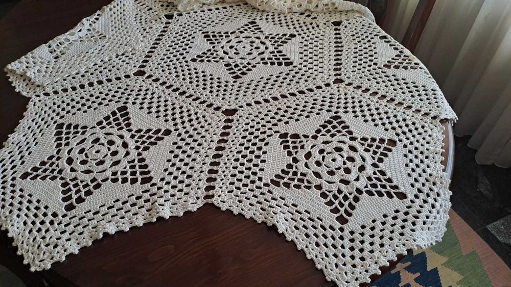 Toalha em renda grossa para mesa de camilha