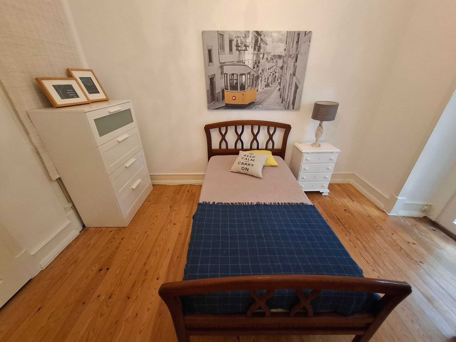 Quarto junto à av. Roma