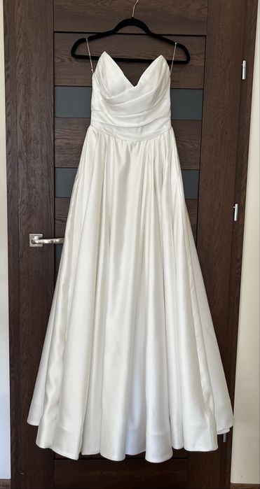 Suknia ślubna z bufkami