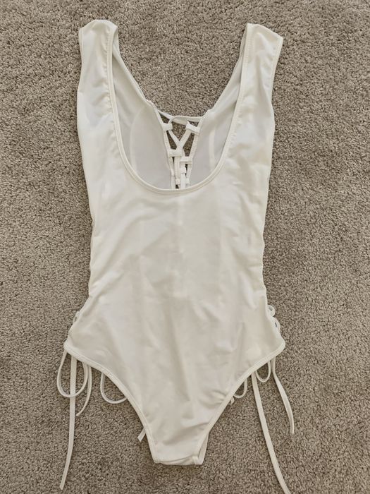 Body com fios para apertar