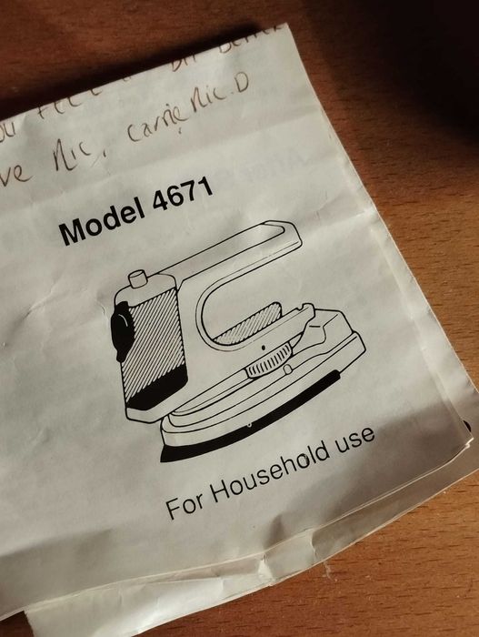 Ferro Engomar de Viagem Russell Hobbs