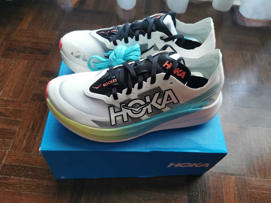 Sapatilhas de running Hoka U Rocket X 2, com placa de carbono.