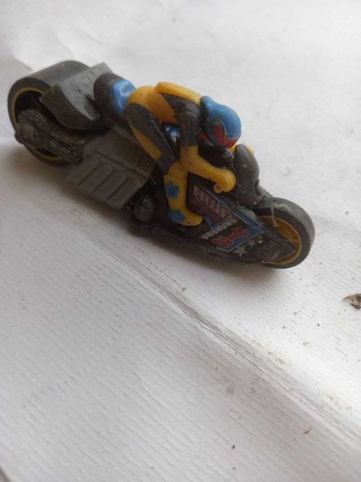 Brinquedo mota desportiva e o seu piloto