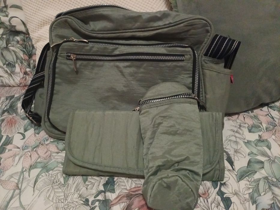 Mala de maternidade com muda fraldas e bolsa para o biberon de leite.