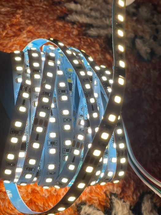 Світлодіодна стрічка 5 м з датчиком руху i блоком живлення