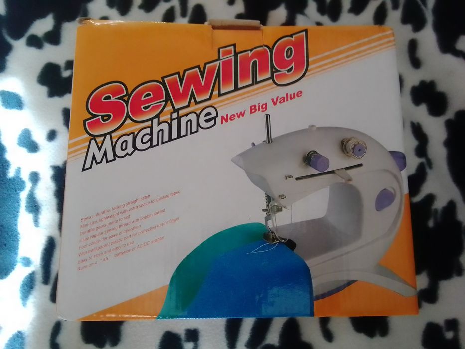 Maquina de costura manual nova em caixa  foto brevemente