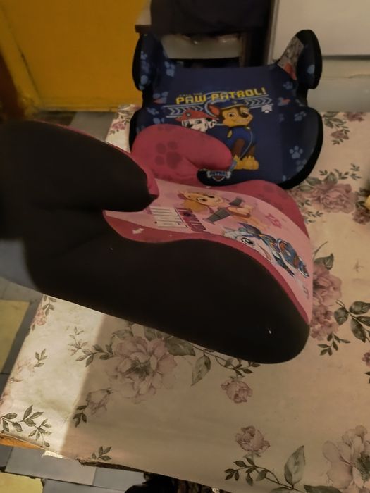 Foteliki podstawki do samochodu