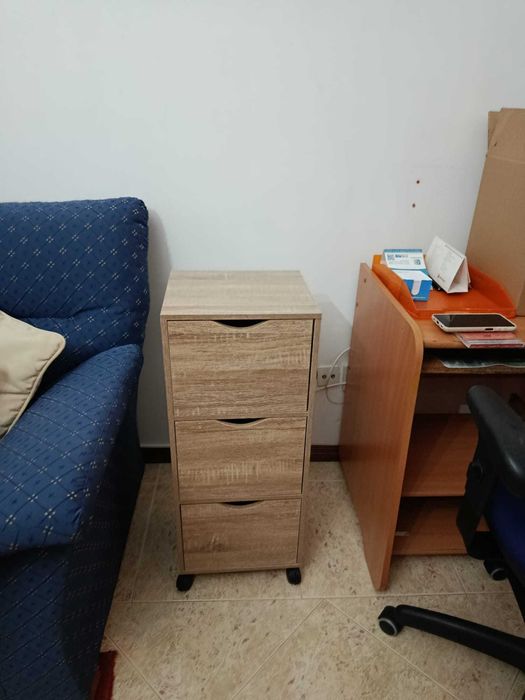 Móvel pequeno com 3 gavetas e rodas