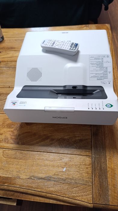 Projektor laserowy Epson 725w