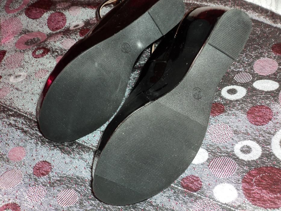 Sapatos de verniz novos