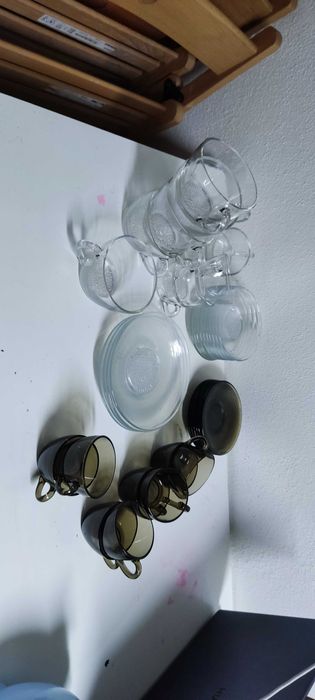 Loiça em vidro transparente e amarela