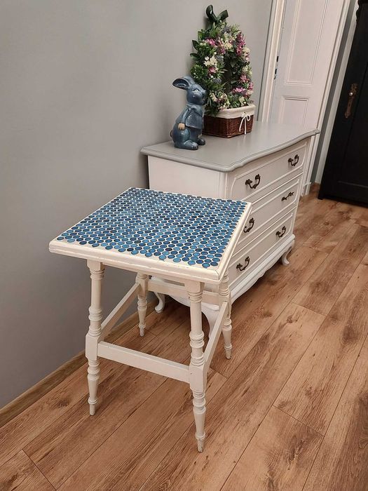 Stolik ozdobny do domu, na balkon lub taras