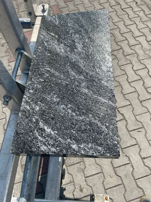 Granitowa płyta chodnikowa płomieniowana Juparana 5cm, płyta tarasowa