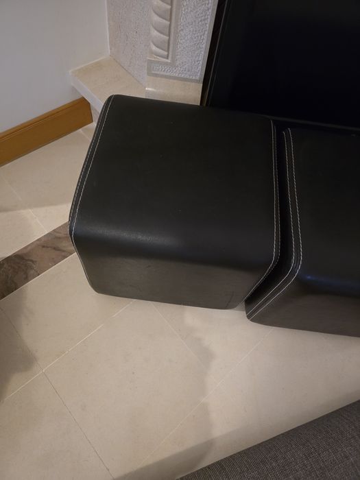 Conjunto sofá/poltrona e 2 pufe
