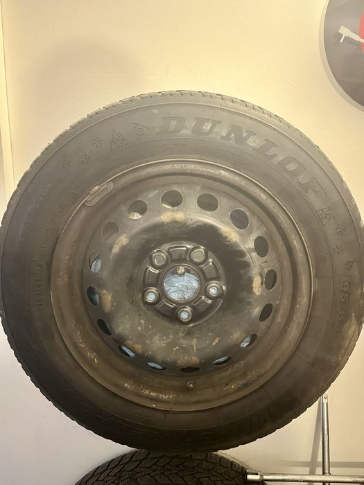 Opony zimowe Dunlop z felgami 195/65/15 komplet