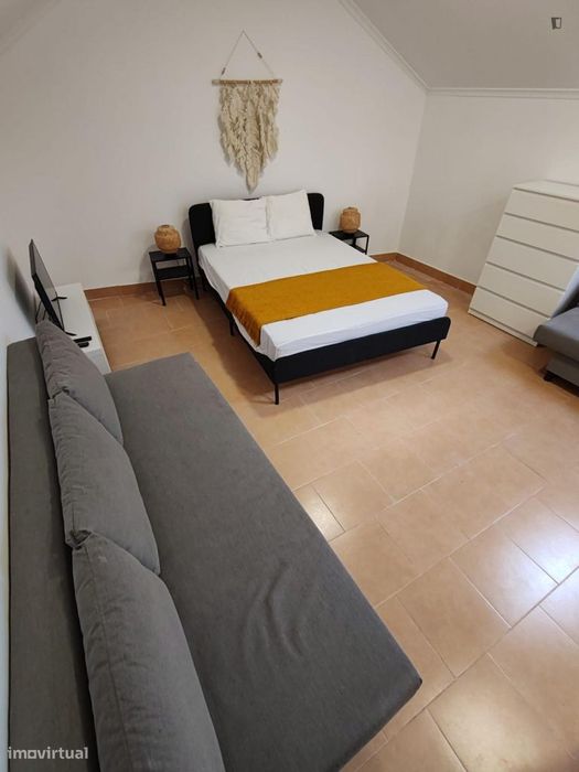 Quarto - localizado em Xabregas Lisbon