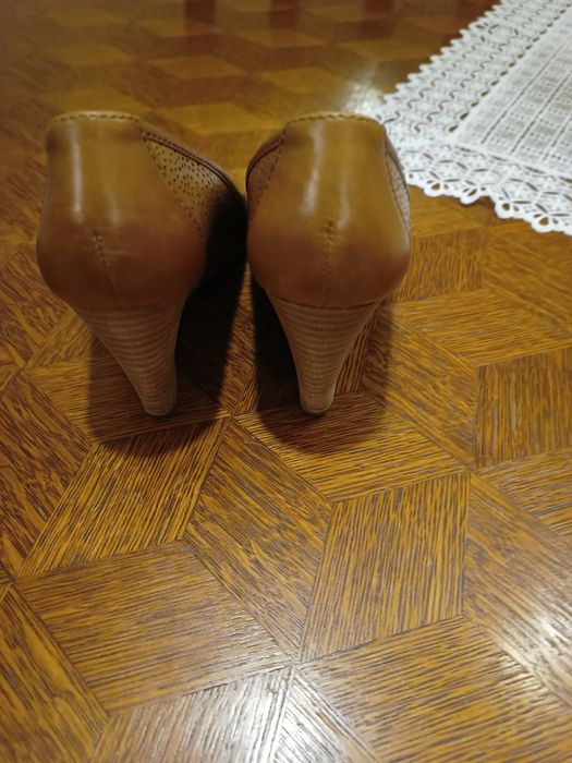 Buty na koturnie Franco Sarto 37