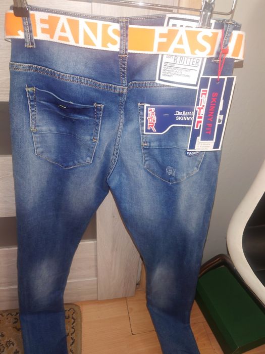 Dżinsy z paskiem skiny