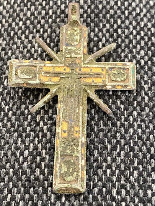 Brązowy, emaliowany krzyż  z XVIII wieku.