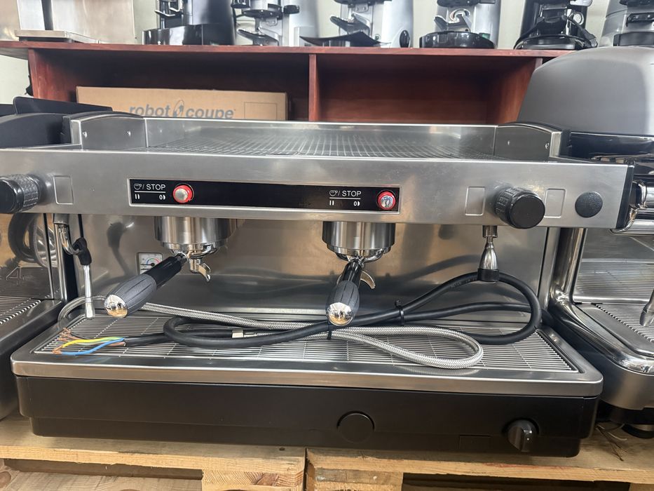 Máquina café industrial como nova, com garantia,fazemos instalação.