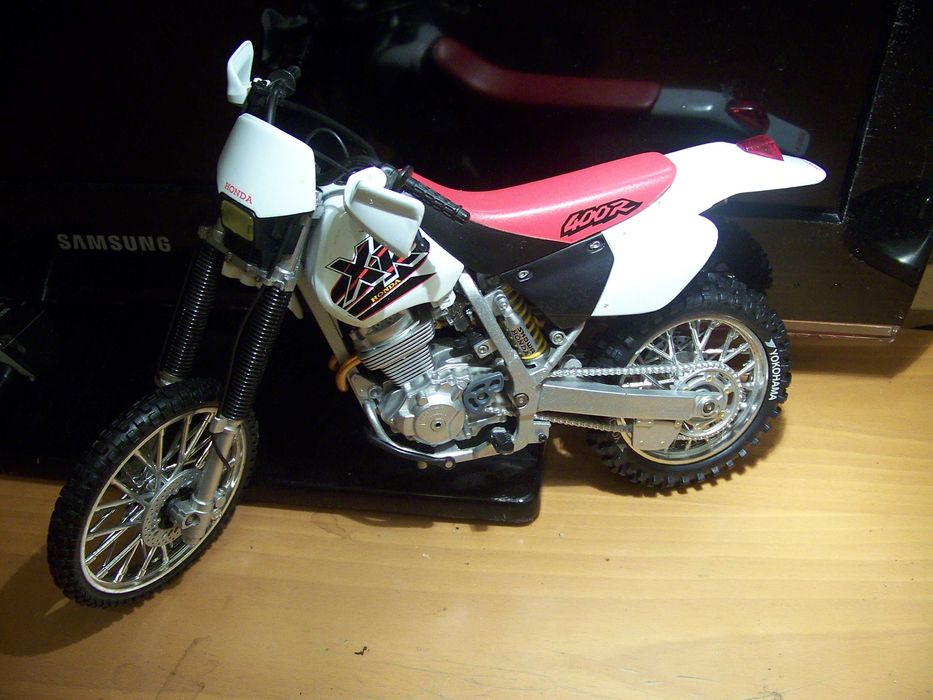 mota de cross em maqueta (com defeito)
